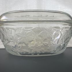 Crystal designed bowl with lid oval Princess House. Used in very good condition 