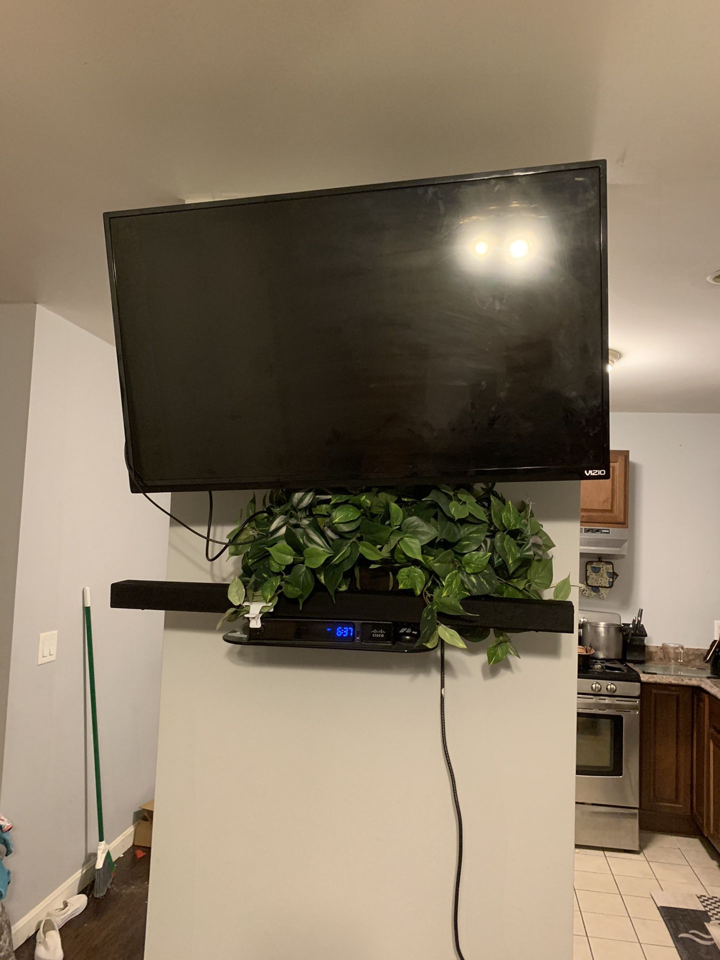 Vizio 39 inch tv with swivel wall mount 150$