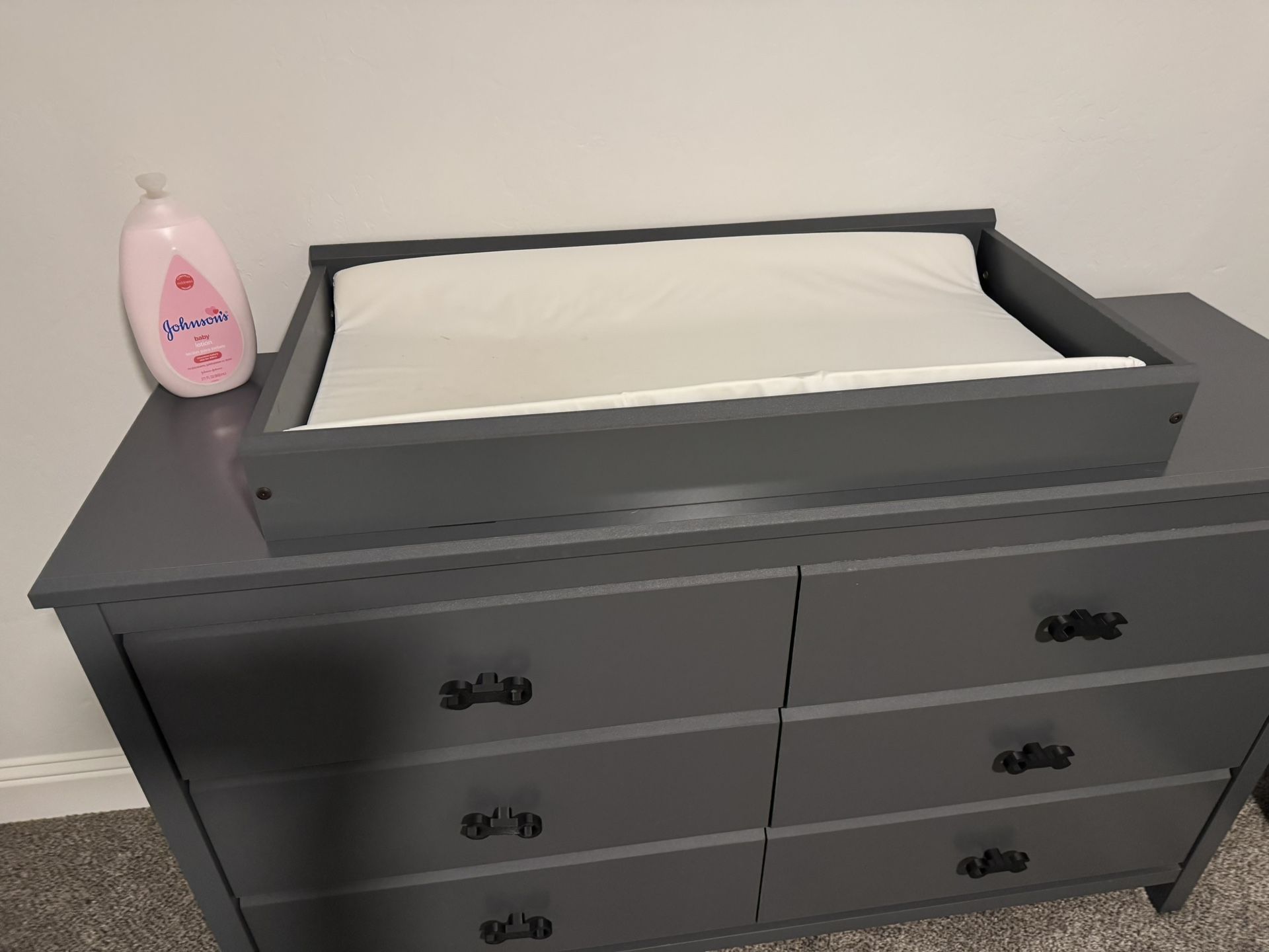 Dresser Top Changing Table & Mat