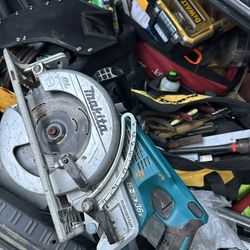 se vende makita con tres pilas y cargador 