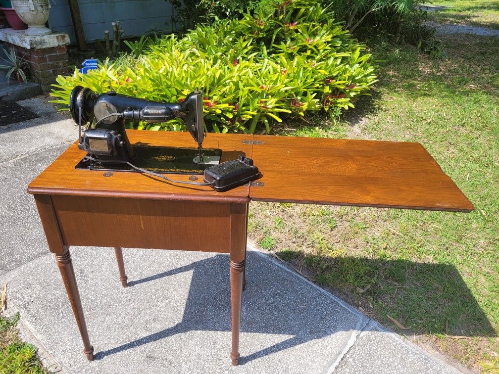 1948 Singer Sewing Machine With Accessories