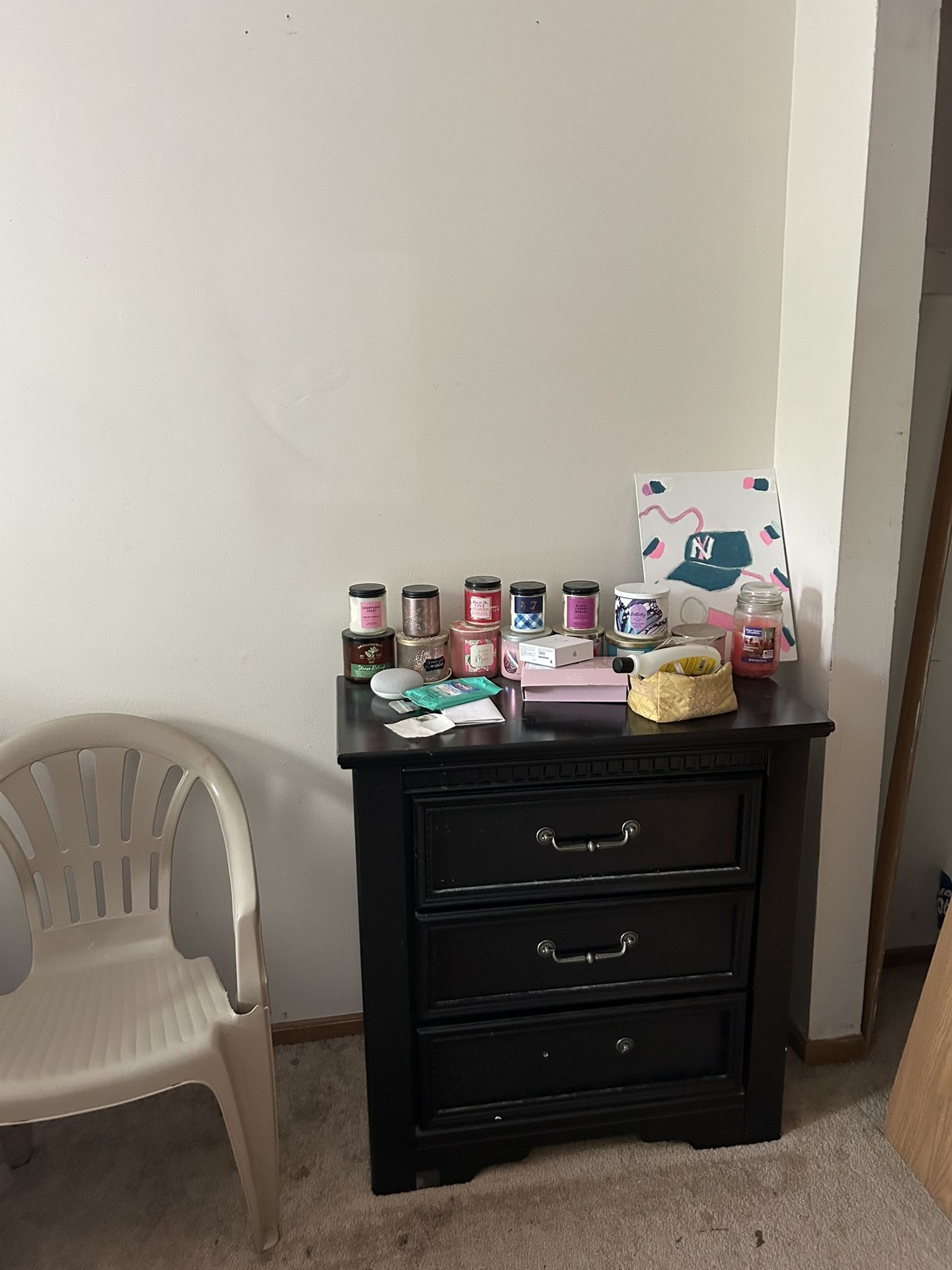 Dresser W/Mirror & Stand