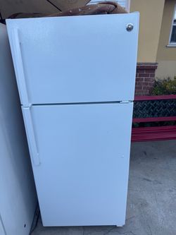 Like New GE fridge / refrigerator apartment size