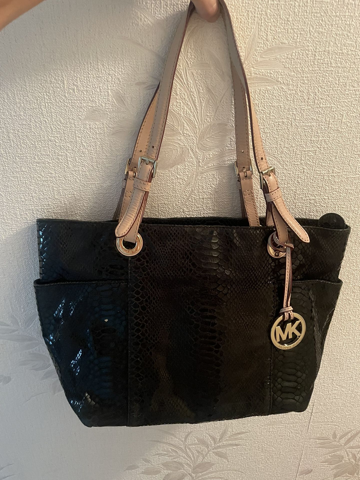 Black leather Michael Kors purse in great condition