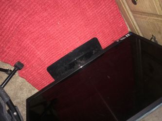 Selling 32 inch LED TV (broken)