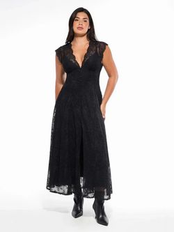 Long dress with a front slit and figure-shaping bohemian floral lace