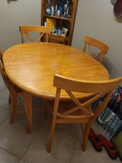 Solid Wood Tsble 4 Chairs Extendor 