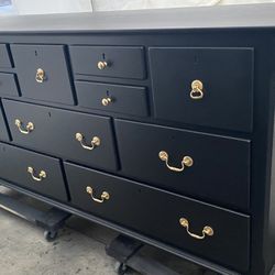 AA AMERICA FURNITURE 12 drawers dresser like new solid wood