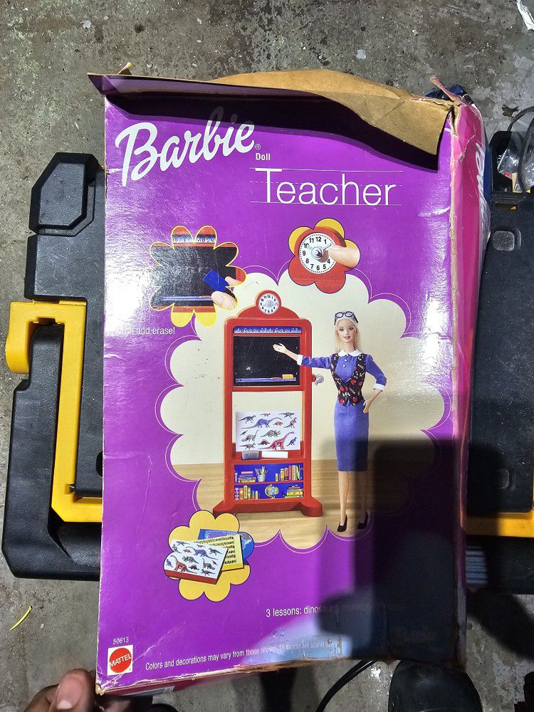 NEW 2000 Barbie Teacher Doll & Blackboard School Room Backdrop Sealed Boxed