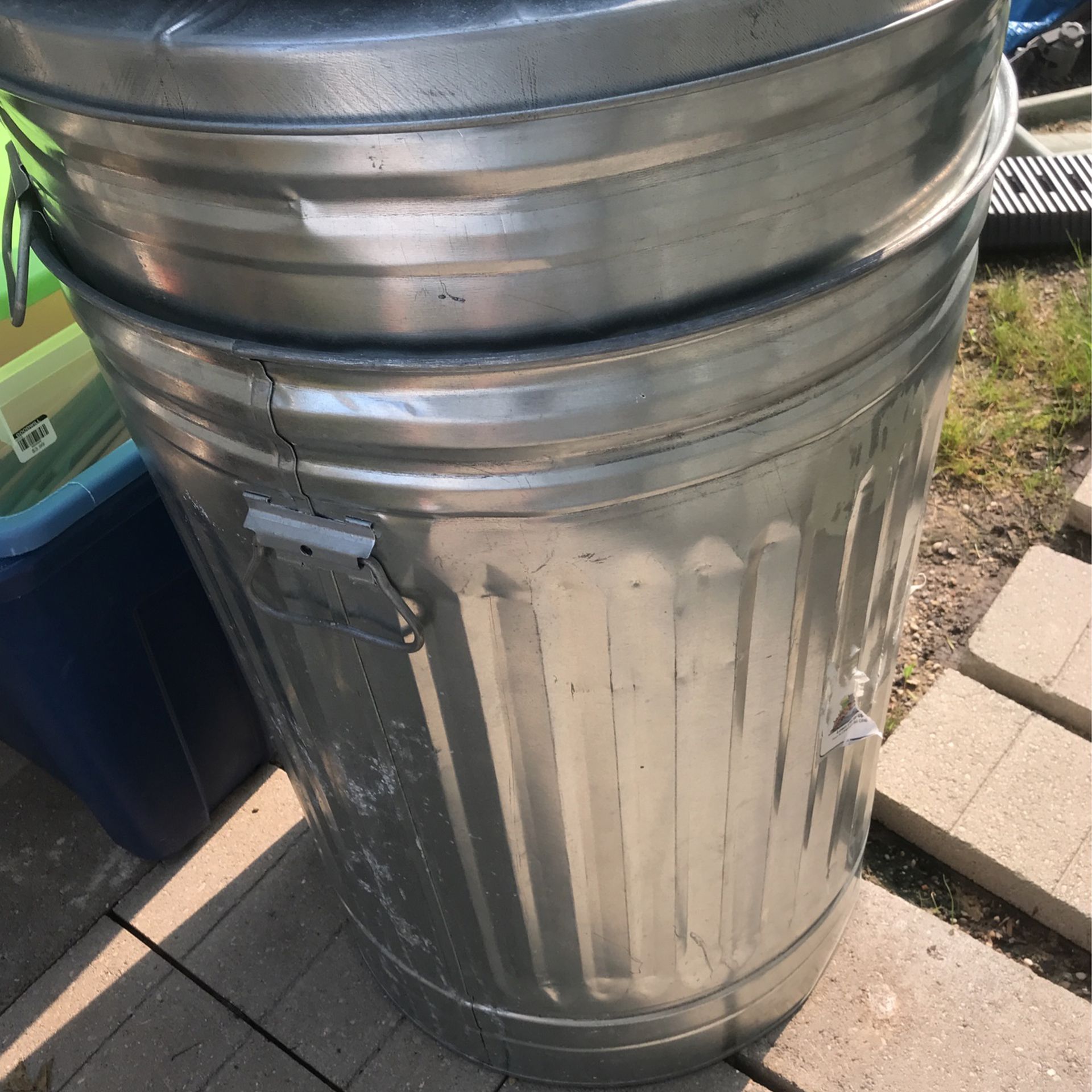 32 Gal. Galvanized Garbage Cana With Lids