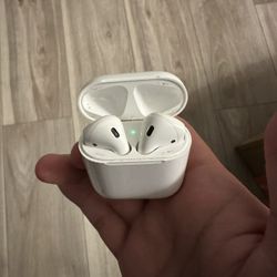 AirPods 2nd generation with charging case - good condition