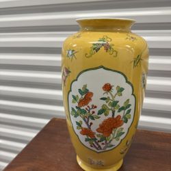 Chinese yellow-ground Porcelain Vase