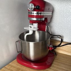 Kichenaid stand mixer and accessories