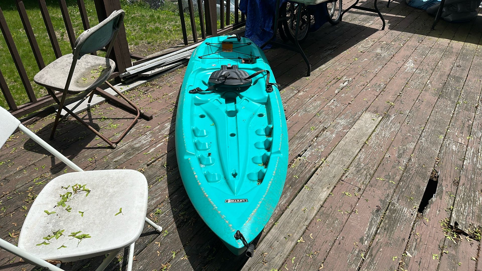 8’ Daylite Kayak w/paddles