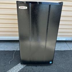 4.3 Cu. Ft. macro fridge excellent condition/refrigerador excelentes condiciones de 4.3 pies cubicos