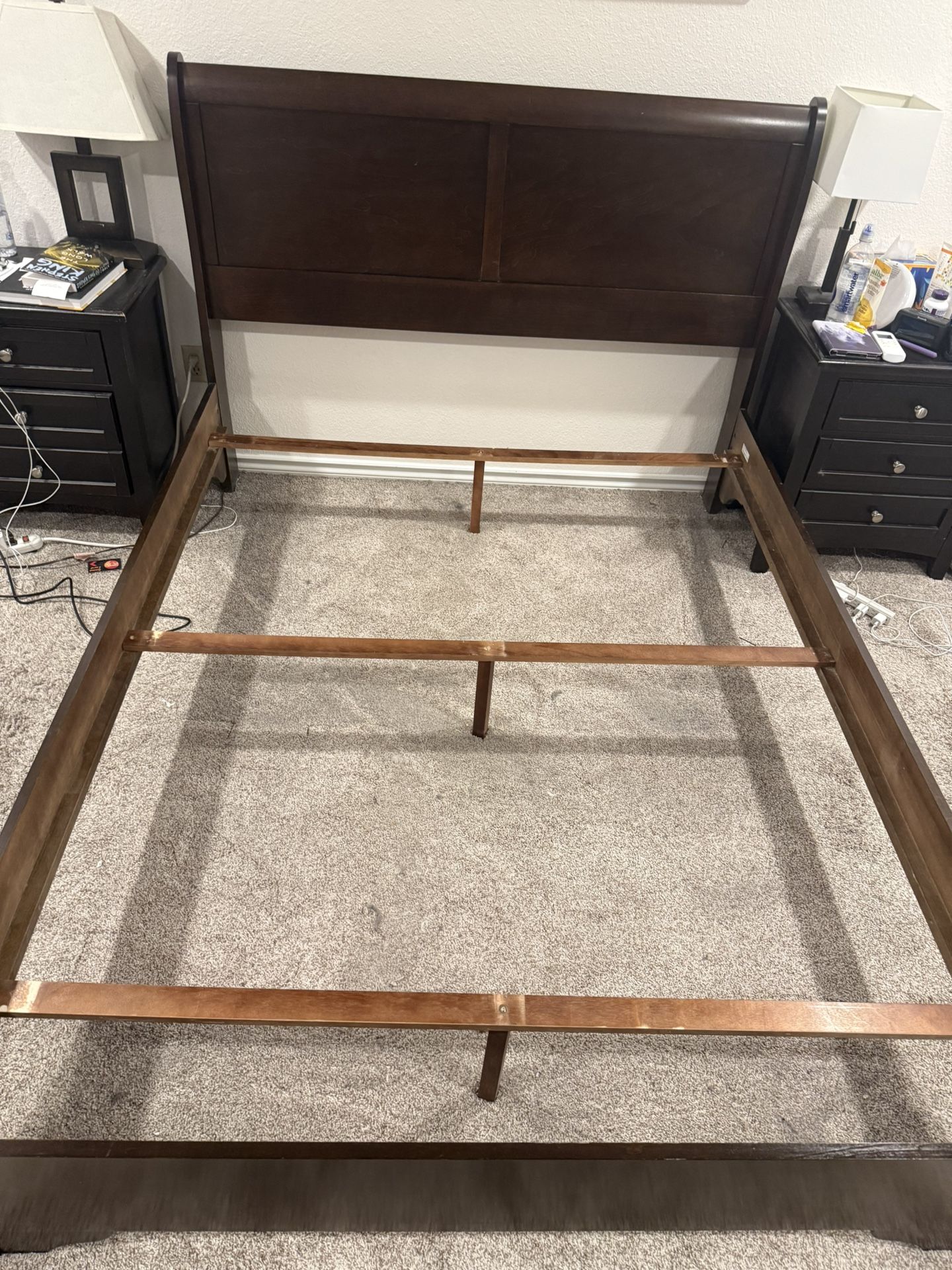 Sleigh bed