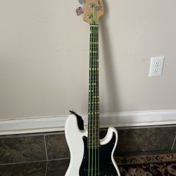 Squier electric bass fender precision bass in good condition new strings