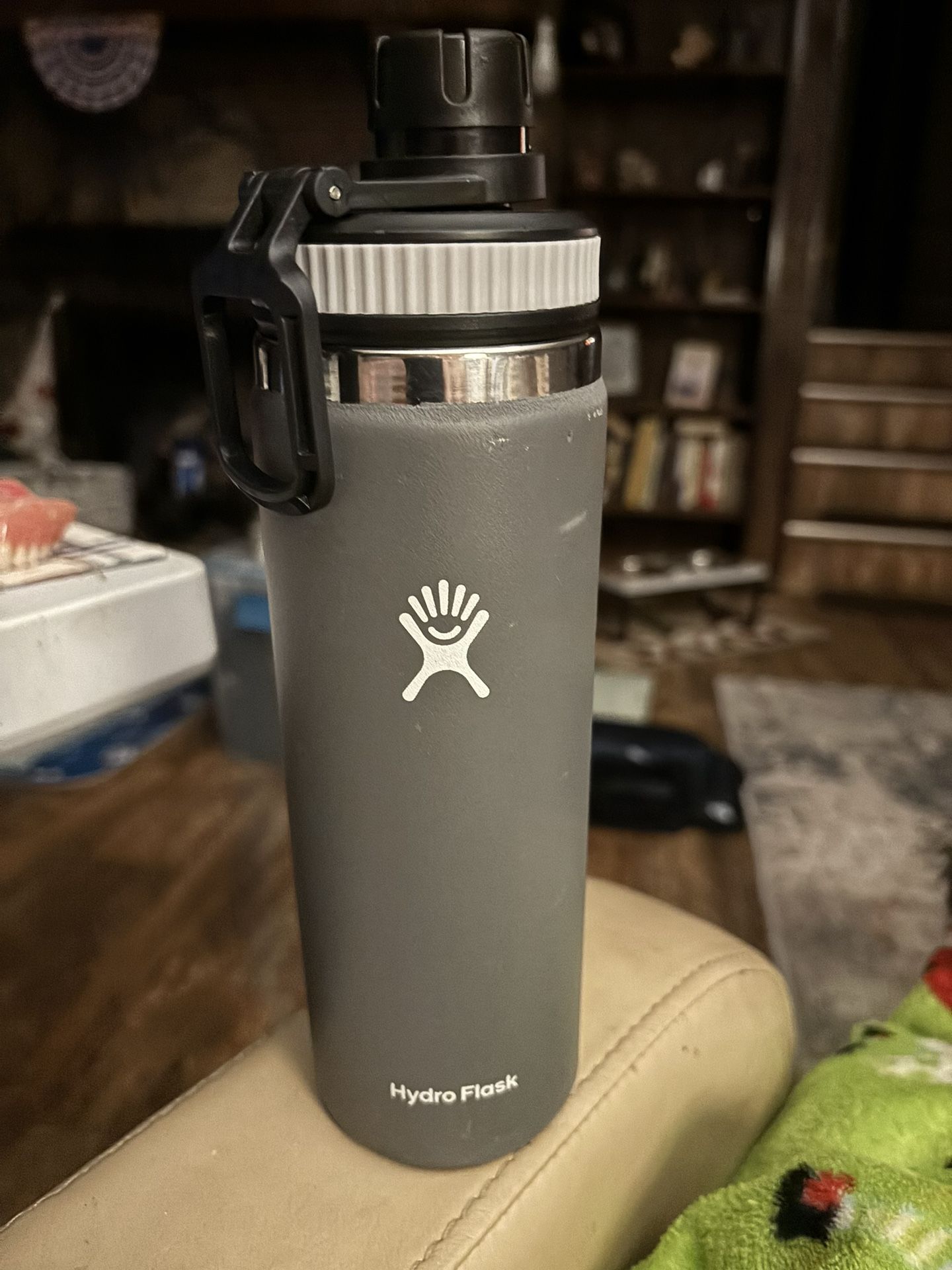 Hydro Flask 20 oz Temp Shield insulated water bottle with Spout Lid