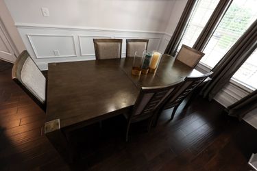 Broyhill 90” Expandable Dining Room Table with 6 Chairs – Solid Wood Set