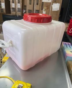 Plastic Water Tank . Water Container，Rain Water Tank，Food-Grade Rectangular Thickened Water Tower with Faucet for Household Water Storage(Size:25L)