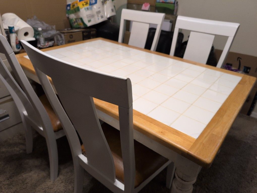 Table With 4 Chairs HIGHEST OFFER GETS IT