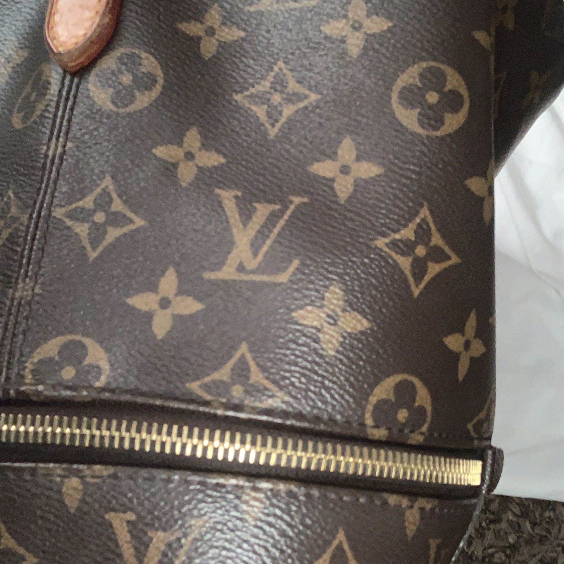 Used LOUIS VUITTON PARIS PURSE $1300.00 for Sale in Covina, CA - OfferUp