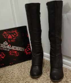 Very nice Fergalicious women's black boats AZ 8 1/2