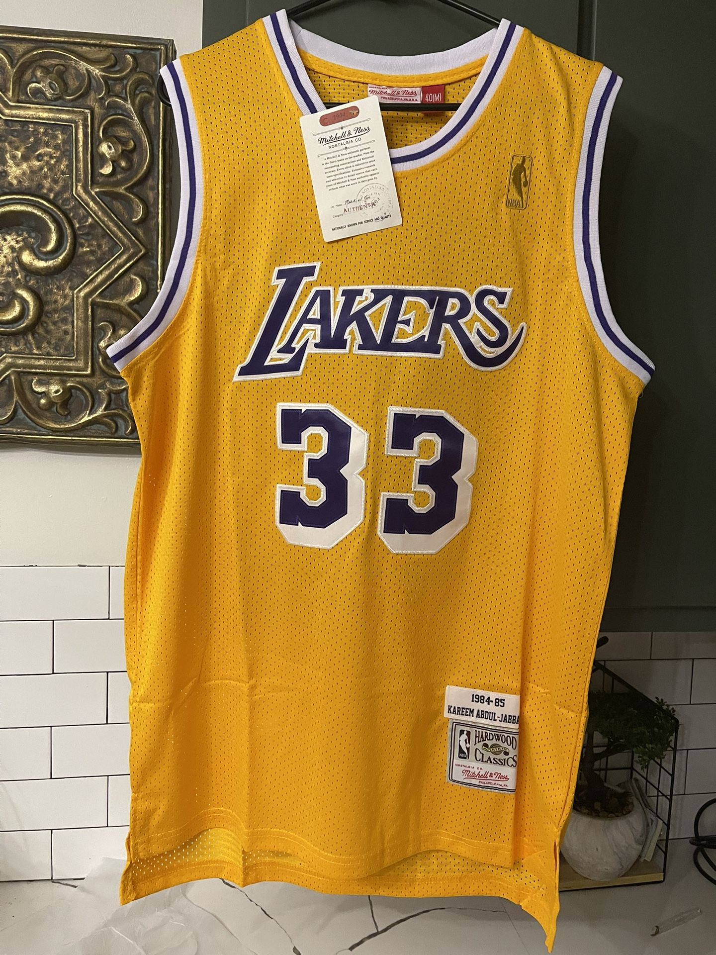Men’s Vintage Kareem Abdul-Jabbar 33 Lakers Jersey Size M.