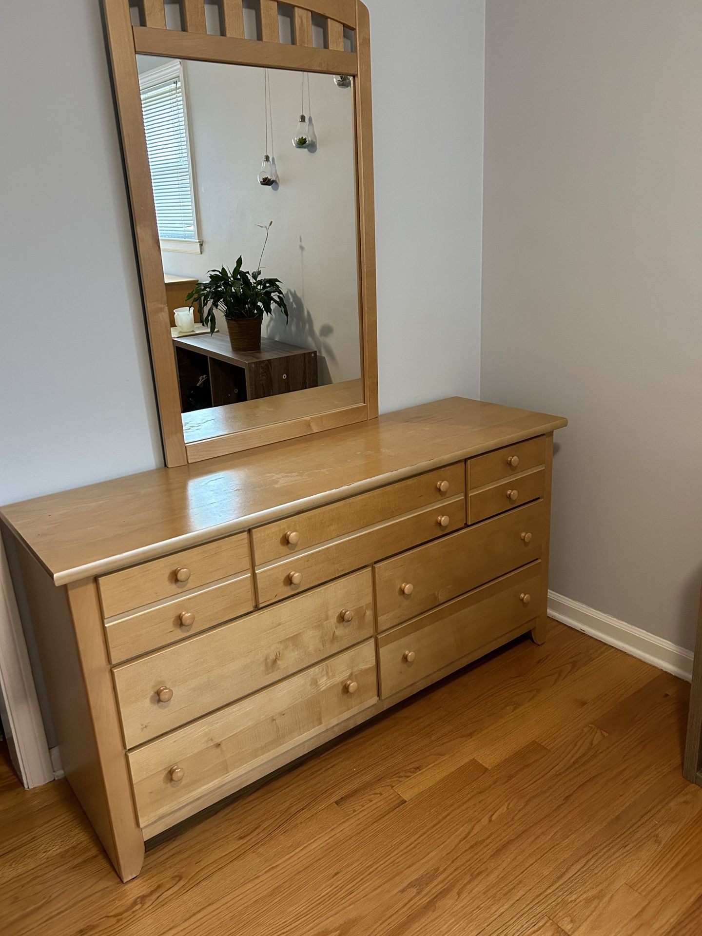  BEAUTIFUL Maple Wood- Bedroom Set
