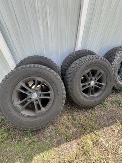 Set Of 5 Rims And Tires For Jeep