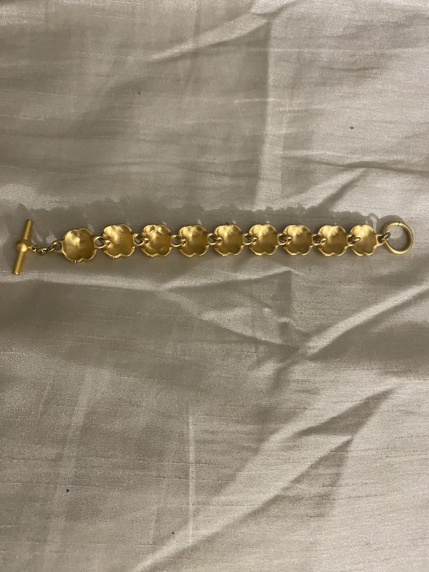 Beautiful antique bracelet the color never never change it $40