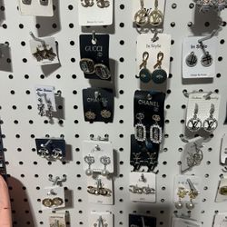EARRINGS 