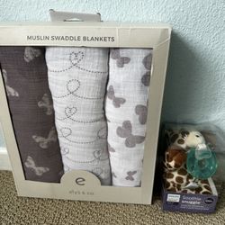 NEW Swaddling Blankets & Giraffe Soothie Toy