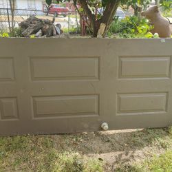 Metal Door/ Puerta De Metal 