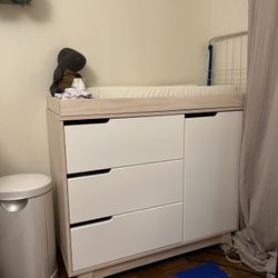 Babyletto Dresser / changing table 