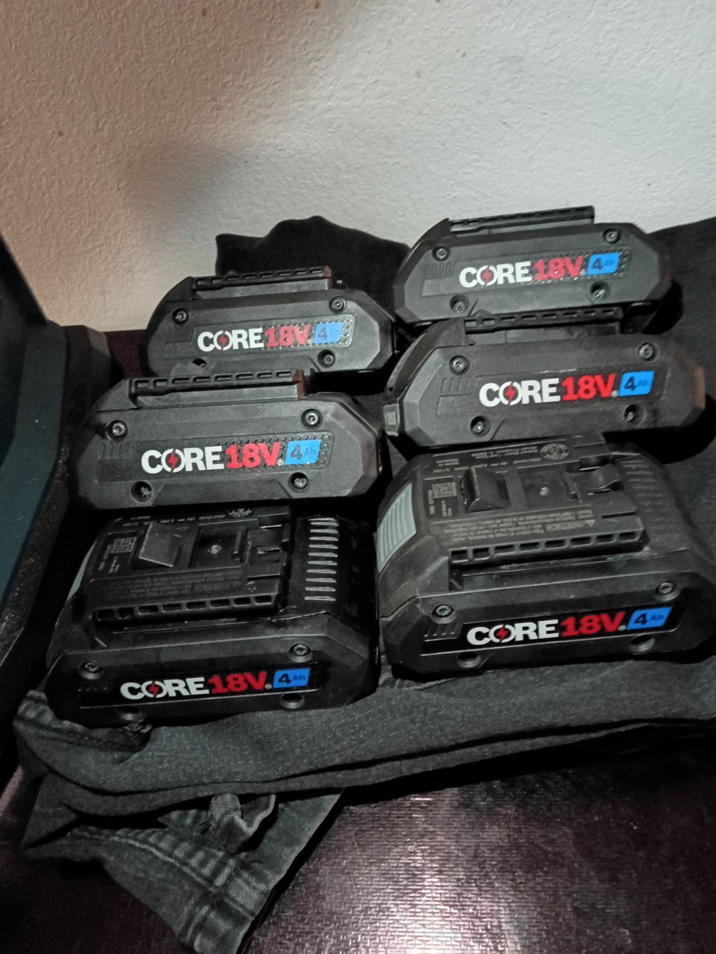 Bosch speed charger w/ 6 batteries