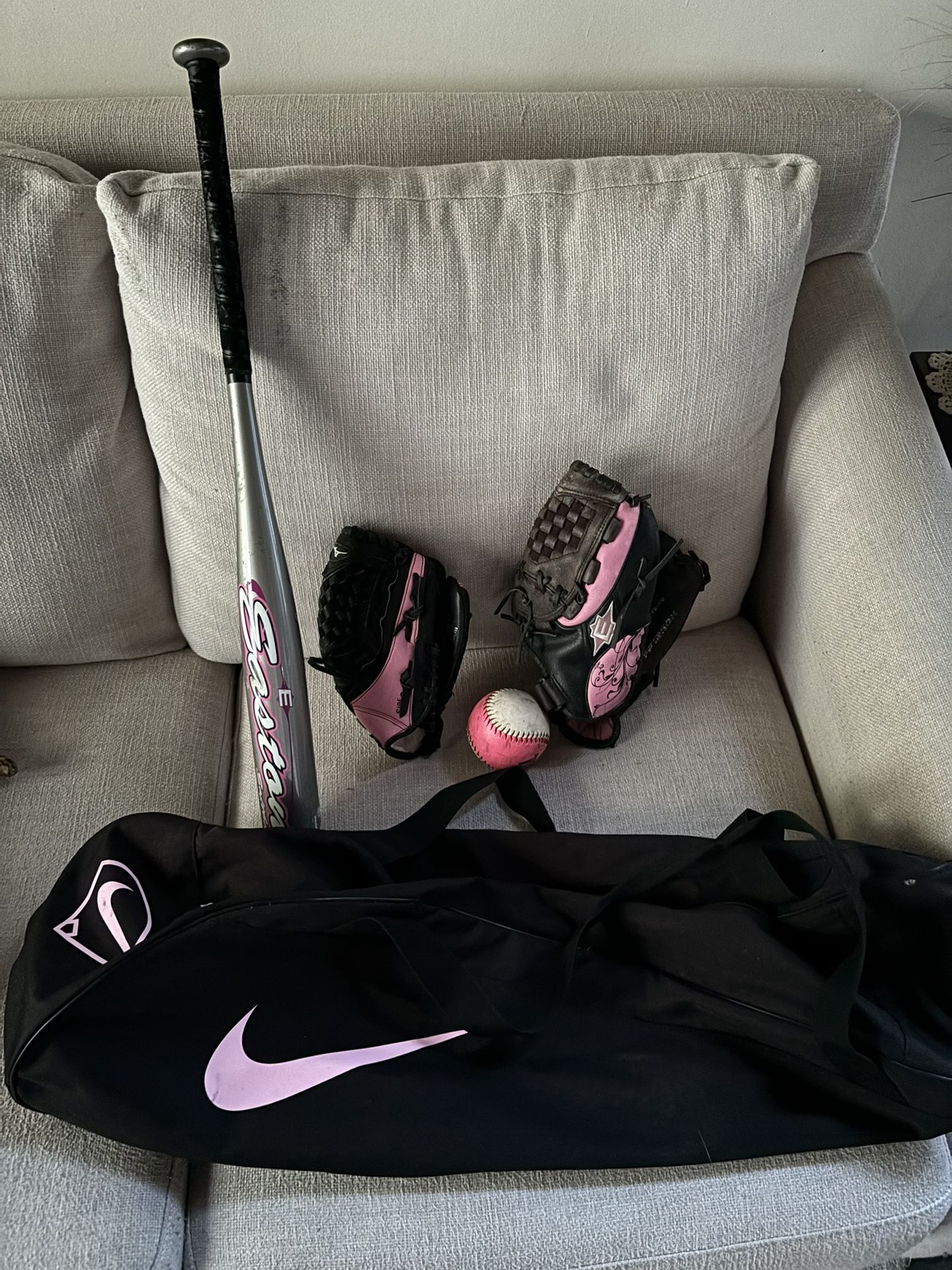 Easton 29 In Bat With Bag, Gloves, And Softball