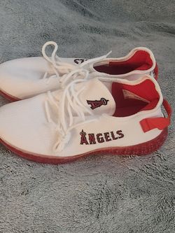 Sports shoes