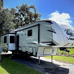 2022 Forest River Cherokee Arctic Wolf 3550