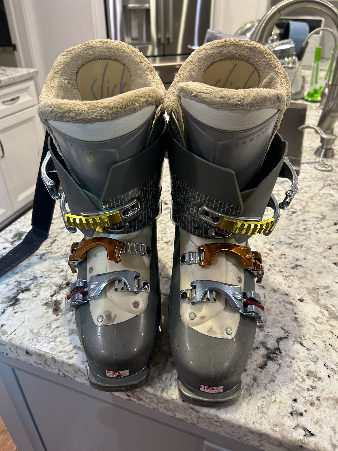 Ski Boots, Women’s Salomon size 8