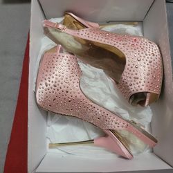 Size 7 1/2 HIGH HEELS 👠please  Read Description 