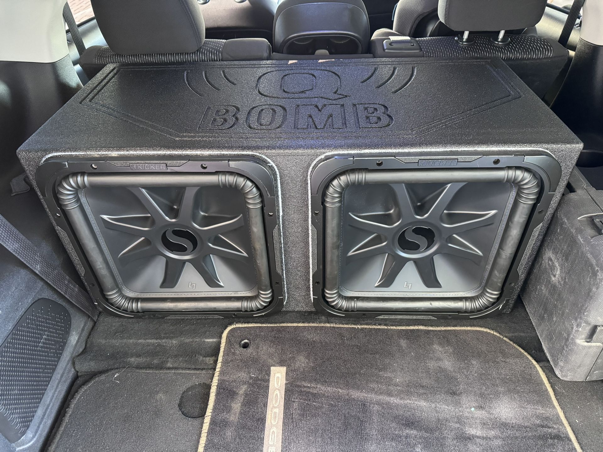15” inch kicker L7’s with Q-Bomb box