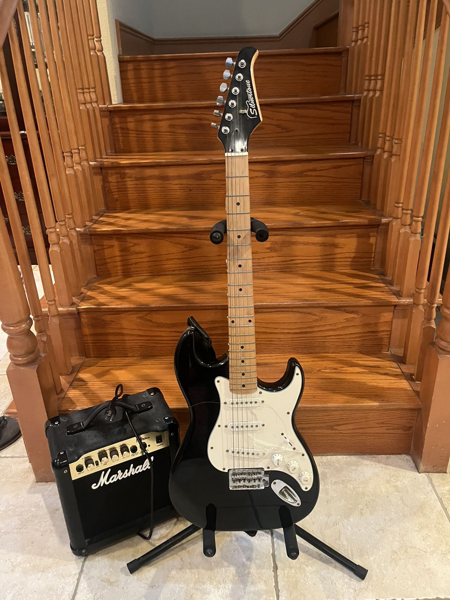 Silvertone Stratocatser W/ Marshall Amp