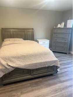 Bed set with dresser