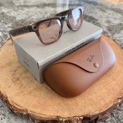 Ray ban meta Wayfarer glasses with meta Ai audio photo video transitions to lenses any color available 