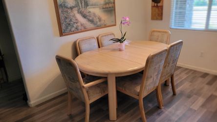 Dining room set with 6 chairs.