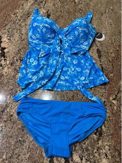 WOMENS NEW NWT COCO REEF BRA SIZED SWIMSUIT. THE TOP IS 36/38 DD AND THE BOTTOMS ARE SIZE  SMALL