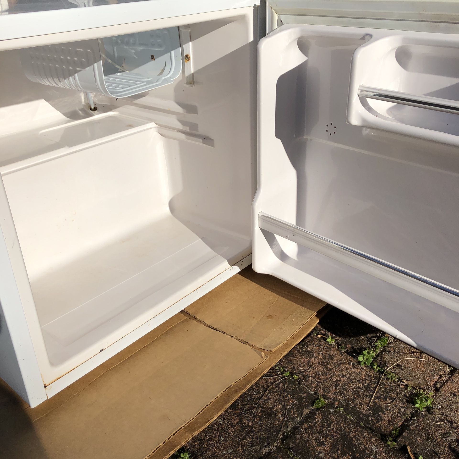 DORM SIZE Refrigerator AVANTI for Sale in Greer, SC OfferUp