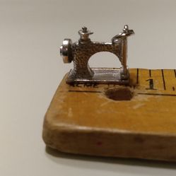 Sterling sewing machine charm 