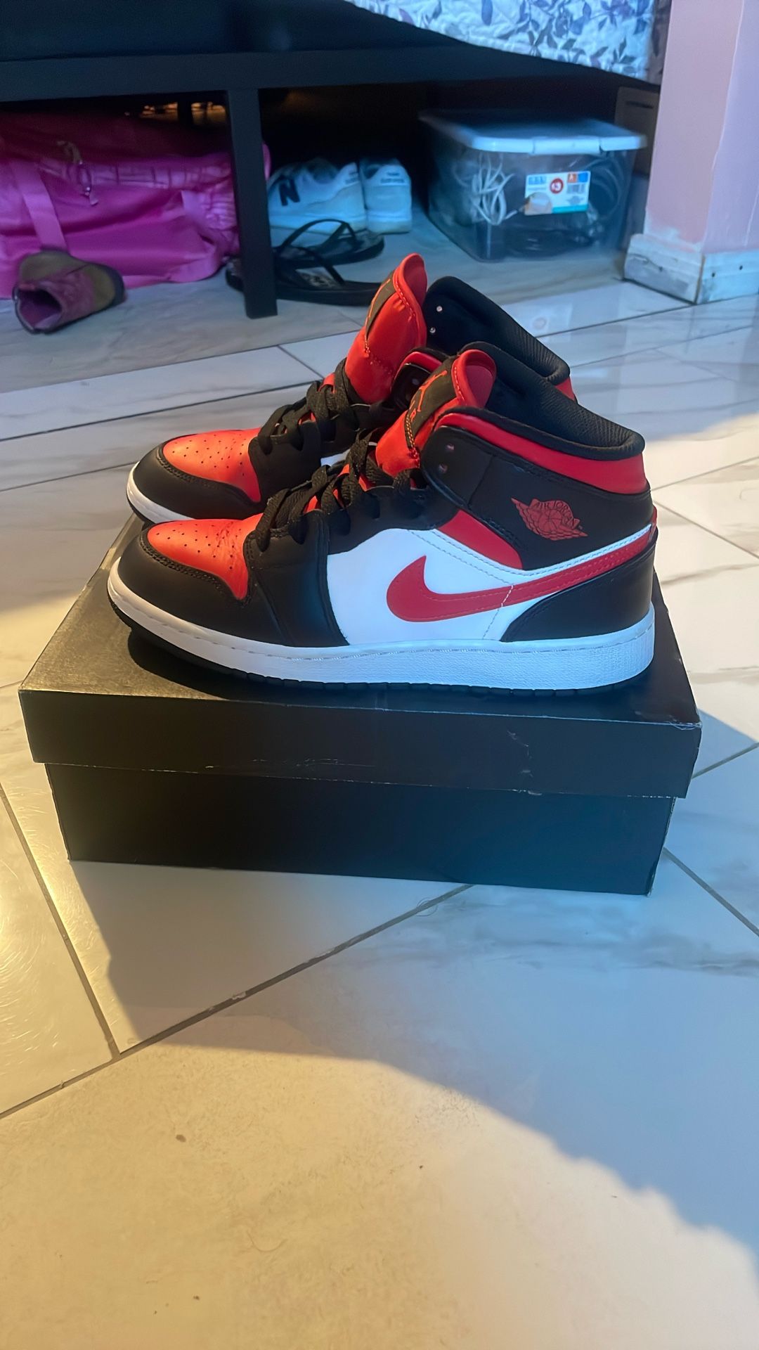 Air Jordan 1 Mid GS Size 7y Black/Fire Red-White